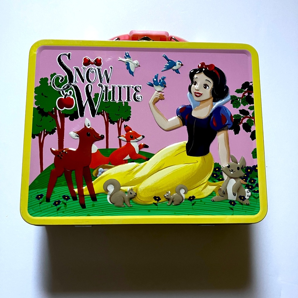 Disneys Snow White Embossed Tin Lunchbox